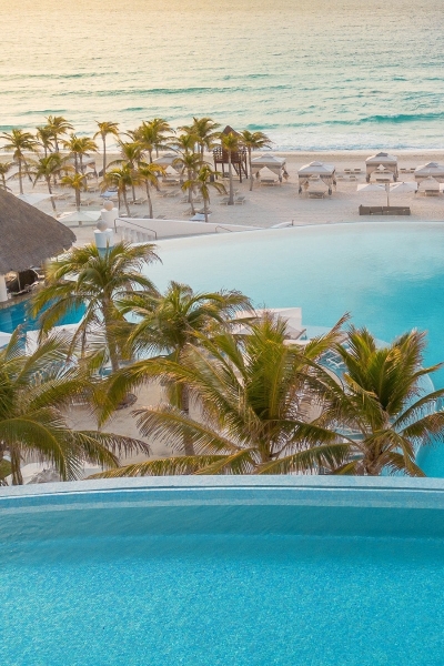 Infinity pool with ocean view in Cancún, Mexico.