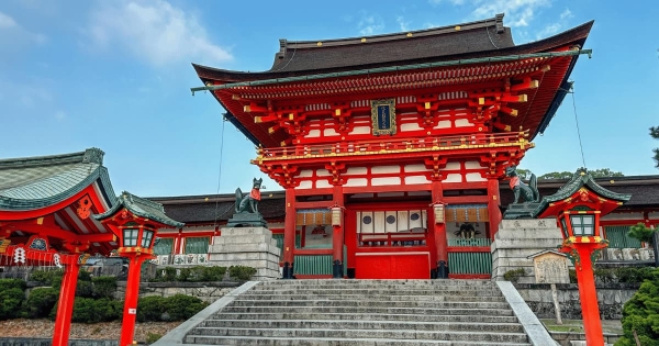 Fushimi Inari Taisha shrine entrance gate with fox statues in Kyoto, Japan